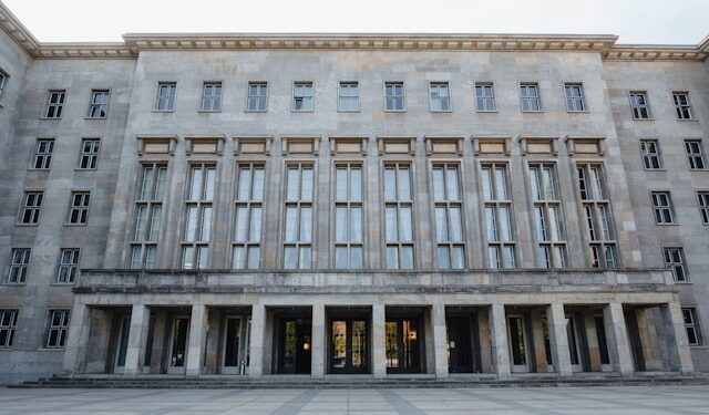 Germany’s Services Sector Contracts for Fifth Straight Month — What It Means for Balkan Traders